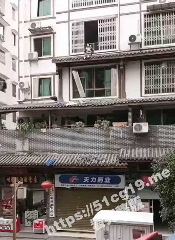 四川内江 两口子吵架女的从四楼跳下自杀 躺在地上动弹不得 双眼直瞪瞪看向天空！-51吃瓜网