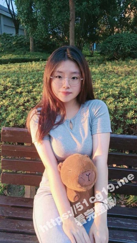 十个眼镜九个骚 北京理工大学 表面清纯的眼镜妹  张梓萱 和男友性爱视频流出 小母狗就喜欢被抱着操-51吃瓜网