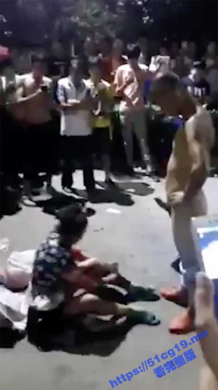 公众露出 男子当街猥亵强奸流浪露宿精神有问题的少妇惹争议 众人围观喝彩拍摄-51吃瓜网