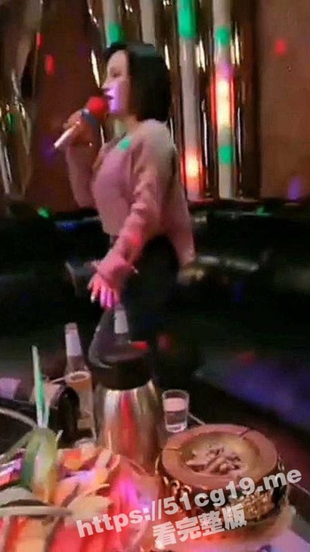 露脸人妻 骚逼少妇在KTV里开直播 发情揉胸脱裤子尿尿 直接勾引男服务生现场真枪实弹操逼-51吃瓜网