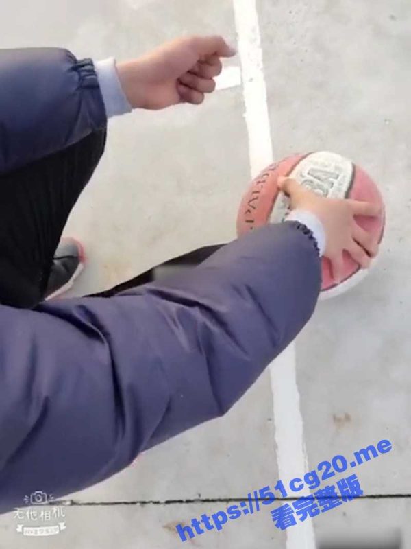 太骚了！！！骚货篮球场勾引学生车震 没几分钟就内射了！-51吃瓜网