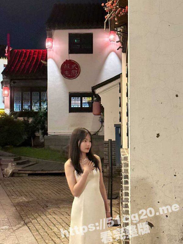 真实投稿苏州反差婊母狗 鲁丽琴 在婚房结婚照前跟情人发骚聊天 撅起屁股露骚穴露屁眼自拍流出-51吃瓜网
