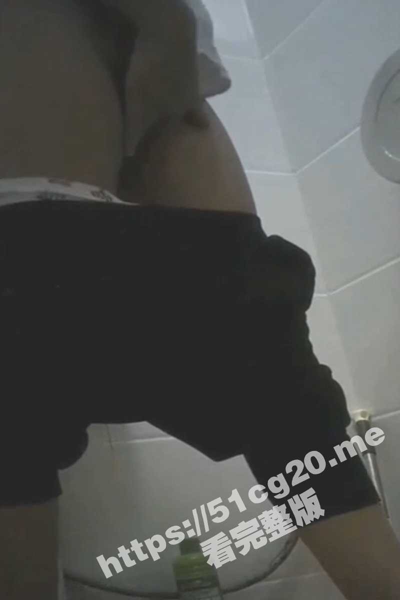 厕所偷拍反差少女饥渴难耐 偷偷跑到厕所扣逼自慰 靠在墙上仰头疯狂扣逼 看起来很享受！ - 51吃瓜网-51吃瓜网