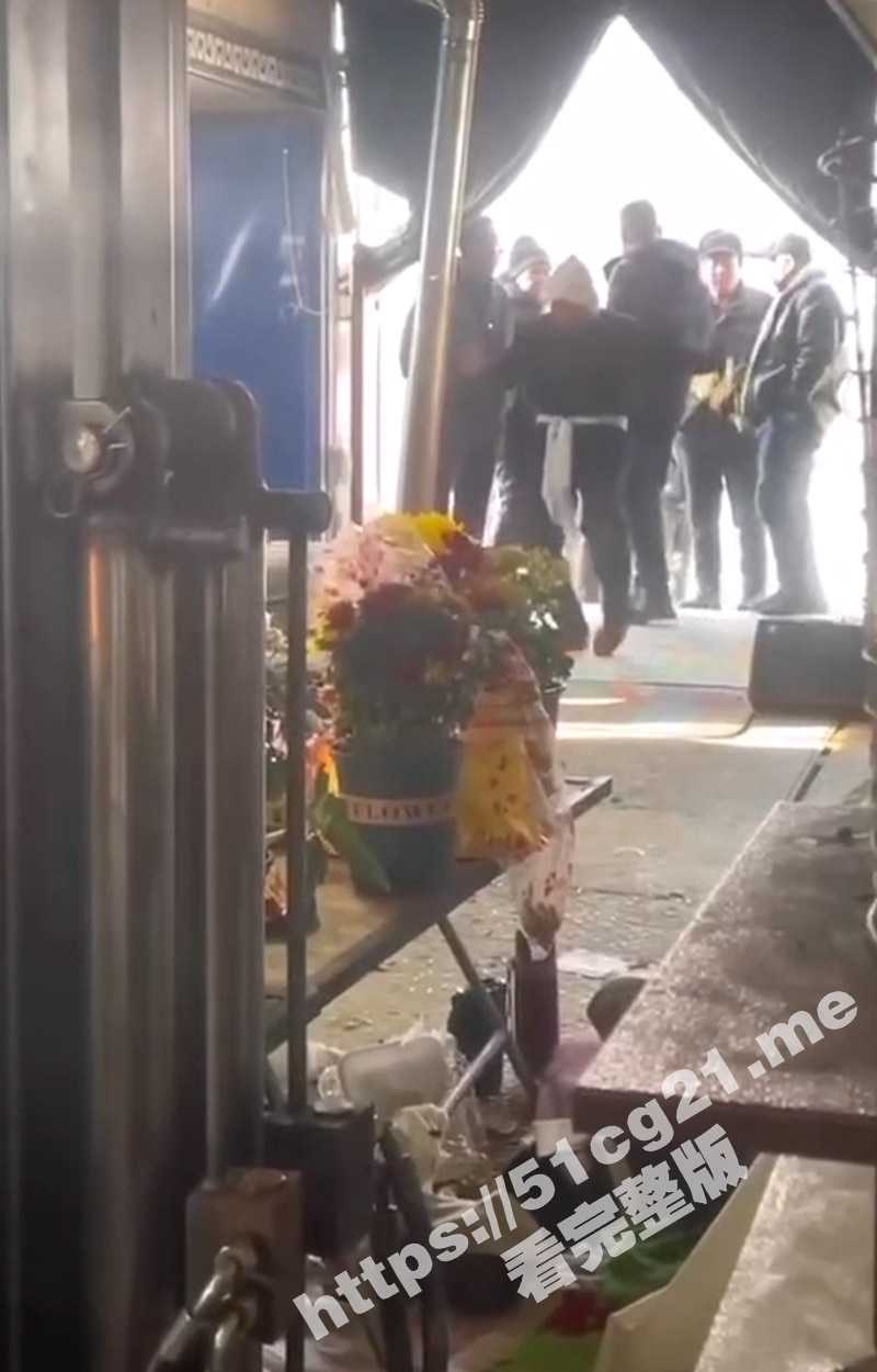 棺材板快压不住了！山西一大爷在葬礼上跳科目三 动作娴熟游刃有余 看来没少下功夫！ - 51吃瓜网-51吃瓜网