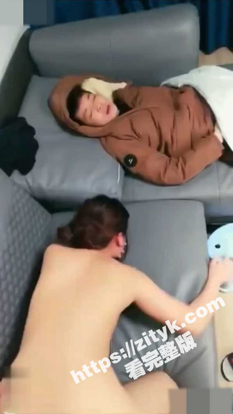 老公别睡了，人家都要被操死了 灌醉好兄弟当着兄弟的面内射美人妻 美人妻不敢叫出声脸都憋红了 太刺激了 - 51吃瓜网-51吃瓜网
