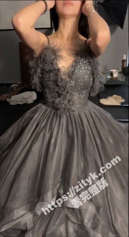 你的女神 二代的母狗 广州高颜值反差婊盛装出席 只为跪下爬到富二代跟前吃鸡巴-51吃瓜网