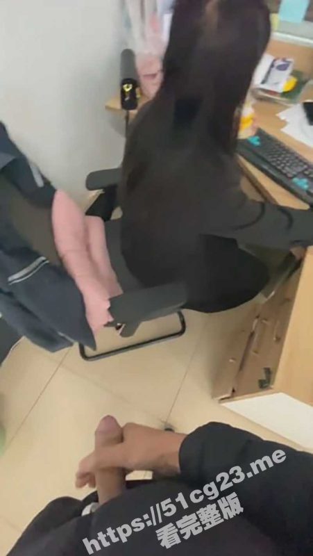 猥琐男在公司对着女同事打飞机  这些女的跟被催眠了一样没反应 真是艺高人胆大啊 太刺激了-51吃瓜网