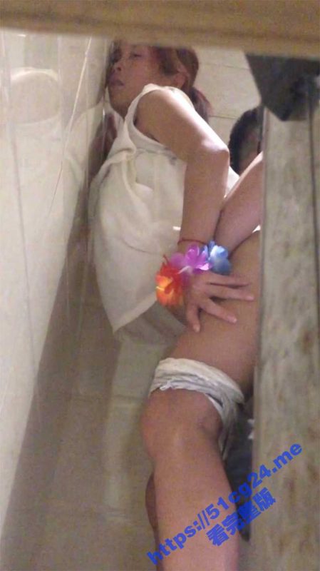 超牛逼厕拍大神暗中偷拍 酒吧狗男女厕所做爱 外面酒店DJ超嗨 厕所偷操做爱！-51吃瓜网