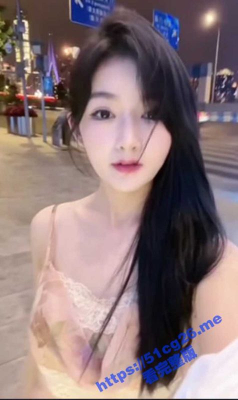 秀人网 谭小灵 高颜值极品美乳大尺度吊带灰丝三点微漏 与摄影师激情拍摄 茶室迷情！-51吃瓜网