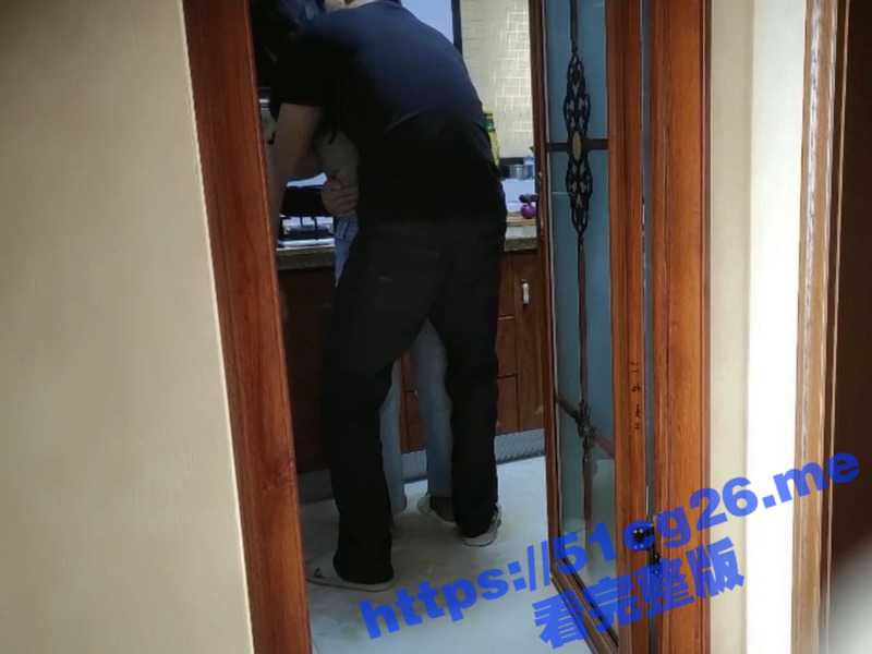 叔嫂乱伦 趁着哥哥出差 嫂子自己在家在厨房做饭时 直接后入 直让嫂子发出淫荡的呻吟声-51吃瓜网