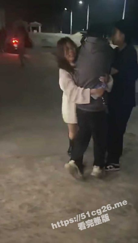 广东海丰县桥东 两个精神小妹为了男人大打出手 精神小伙这么抢手吗？-51吃瓜网