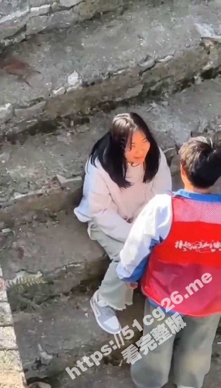 景区工作人员竟然把自己小女友带到景区里口交 直接深喉猛怼把女友干呕吐了-51吃瓜网