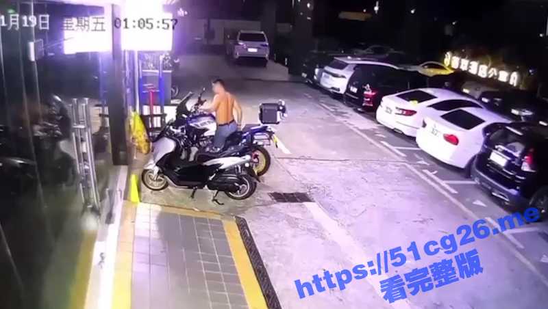 真正的骑士！待车如妻 操摩托油箱 事前还调情带上领带 准备就绪后开始输出-51吃瓜网