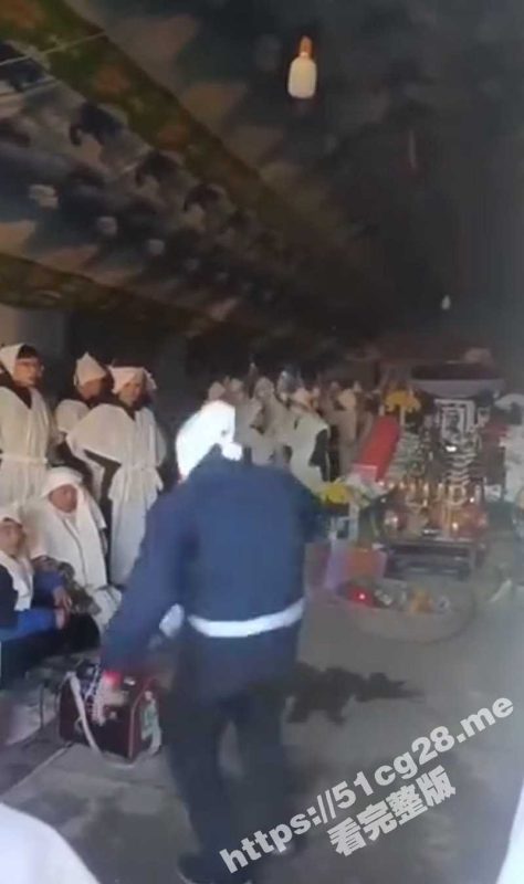 娱乐至上！老人在灵堂上 小孩儿在墓地上跳科目三 祖坟都要诈尸冒青烟了-51吃瓜网