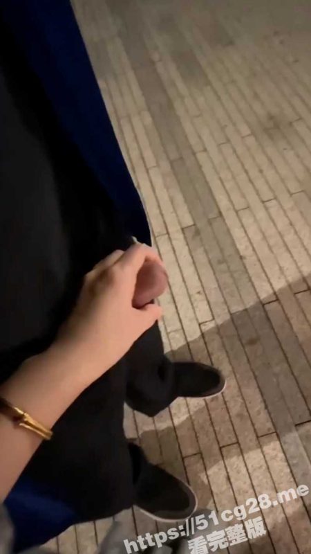 现在的年轻人太会玩了！小情侣为了追求刺激 在江边户外露出 蹲地口交 貌似被发现了-51吃瓜网