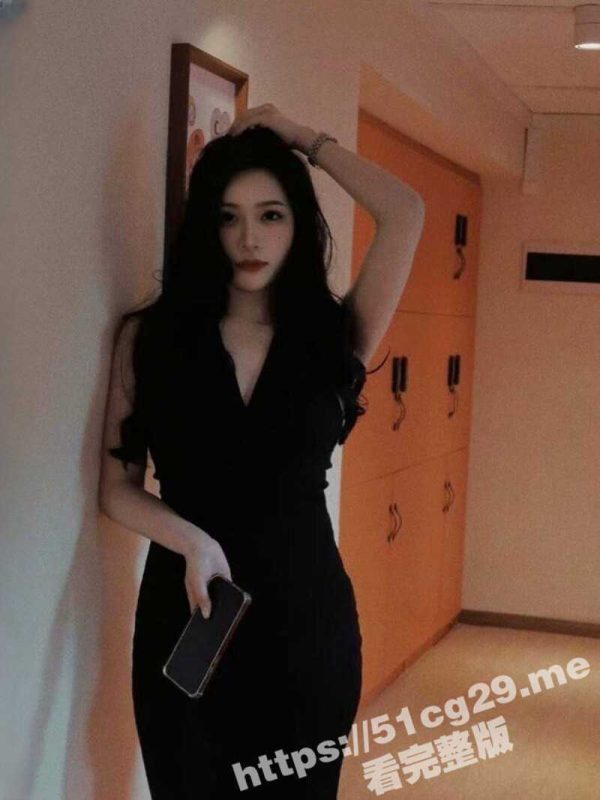 女友的闺蜜 是一名超高颜值御姐气质的模特 把她约到酒店偷情 直接撕开丝袜 无套插入到骚穴里！-51吃瓜网