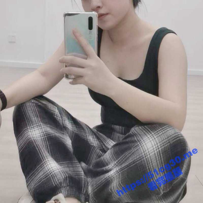 郑州研究生反差婊 喜欢当母狗舔脚毒龙 果然是十个眼镜九个骚！-51吃瓜网