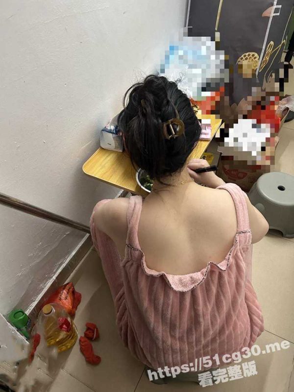 母子乱伦 寒假期间在我死磨硬泡下 终于掰开妈妈的腿 内射妈妈的多毛骚逼-51吃瓜网