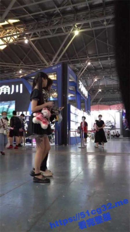 偷拍抄底 COS展发现一名双马尾女仆小姐姐 跟拍抄底后发现竟然没穿内裤 超骚的丝袜纹身腿-51吃瓜网