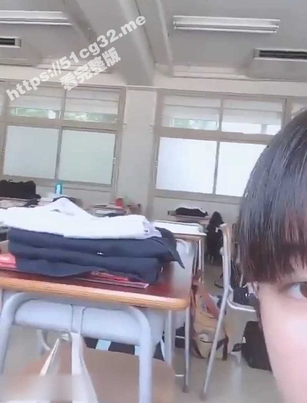 某高中女生中午放学偷偷躲在教室手指扣穴自慰 小穴很粉嫩 还是个白虎 一根阴毛都没有-51吃瓜网