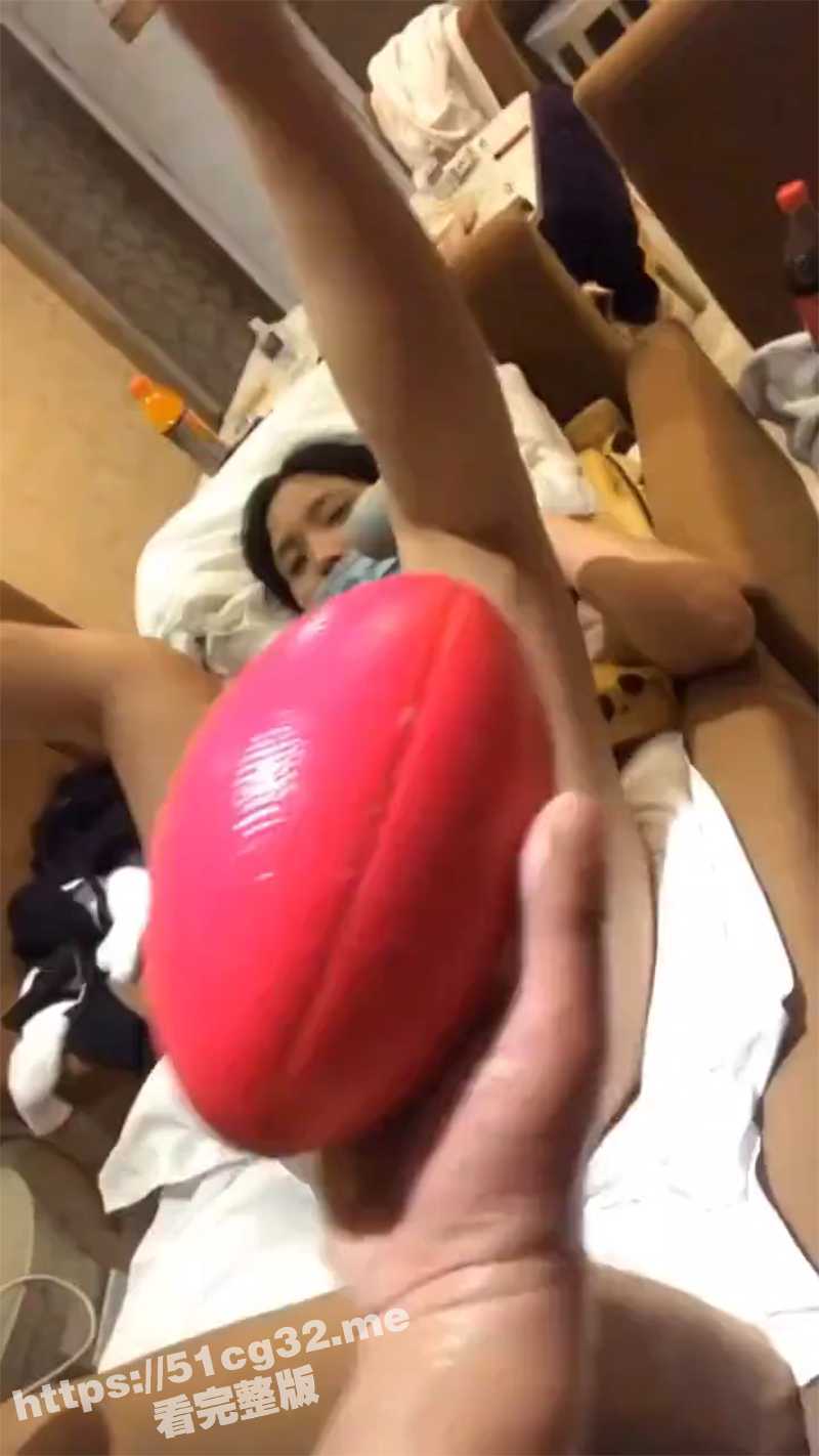 极品白嫩性欲很强的妻子被男友拿着橄榄球塞进多毛大黑逼 好震撼 - 51吃瓜网-51吃瓜网