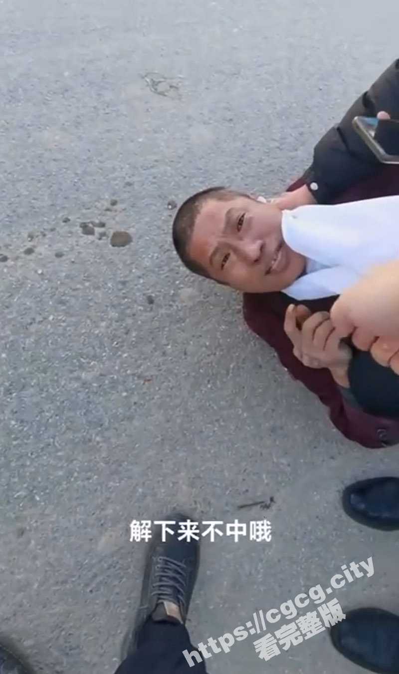 行走的五十万？河南一男的身披日本国旗 被正义路人摁倒质问：你是不是中国人？ - 51吃瓜网-51吃瓜网