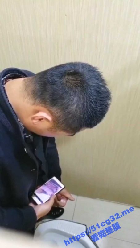 公共厕所裸聊被偷拍 哥们是真的憋坏了啊 一边和美女视频一边打飞机-51吃瓜网