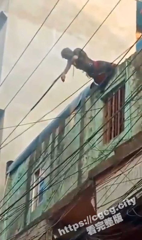 印度阿三触电着火 全身被烤焦变黑 空气中弥漫着一股烤焦的气味  画面渗人！-51吃瓜网