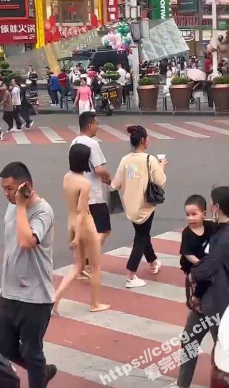 主人的任务！少女在大街上全裸露出招摇过市 引起路人纷纷围观驻足 可真豁得出去-51吃瓜网