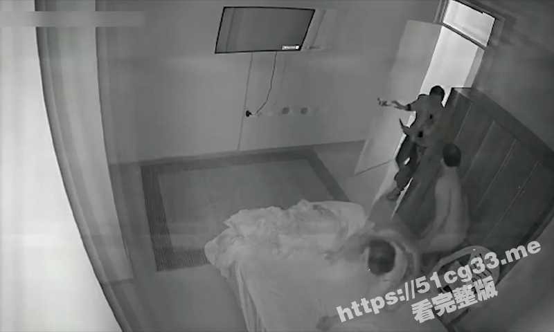 绿帽老公逮住正在偷情的奸夫淫妇 用小刀把奸夫捅伤 淫妇被连捅十几刀后倒在血泊中！-51吃瓜网