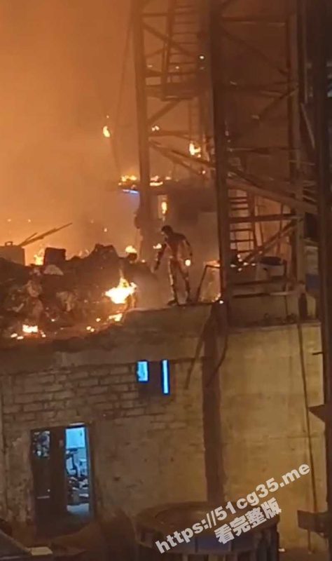 地狱般的画面 印度古吉拉特邦钢厂发生钢水倾泄事故 钢水喷泄在工人身上 3人身亡7人受伤-51吃瓜网
