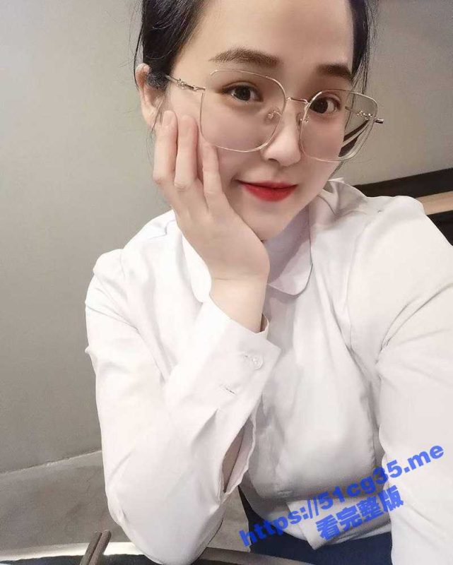 瓜友真实投稿！戴眼镜的骚货老婆 大奶老婆是个骚货 最爱秀胸和露出 做梦都想玩多人-51吃瓜网