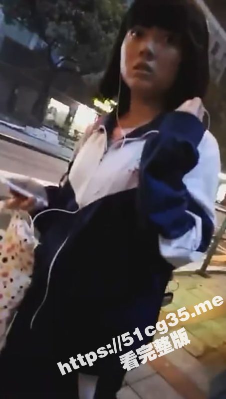 这个真牛逼  真实搭讪高中生学妹  路边直接脱鞋摸脚最后直接舔上了-51吃瓜网