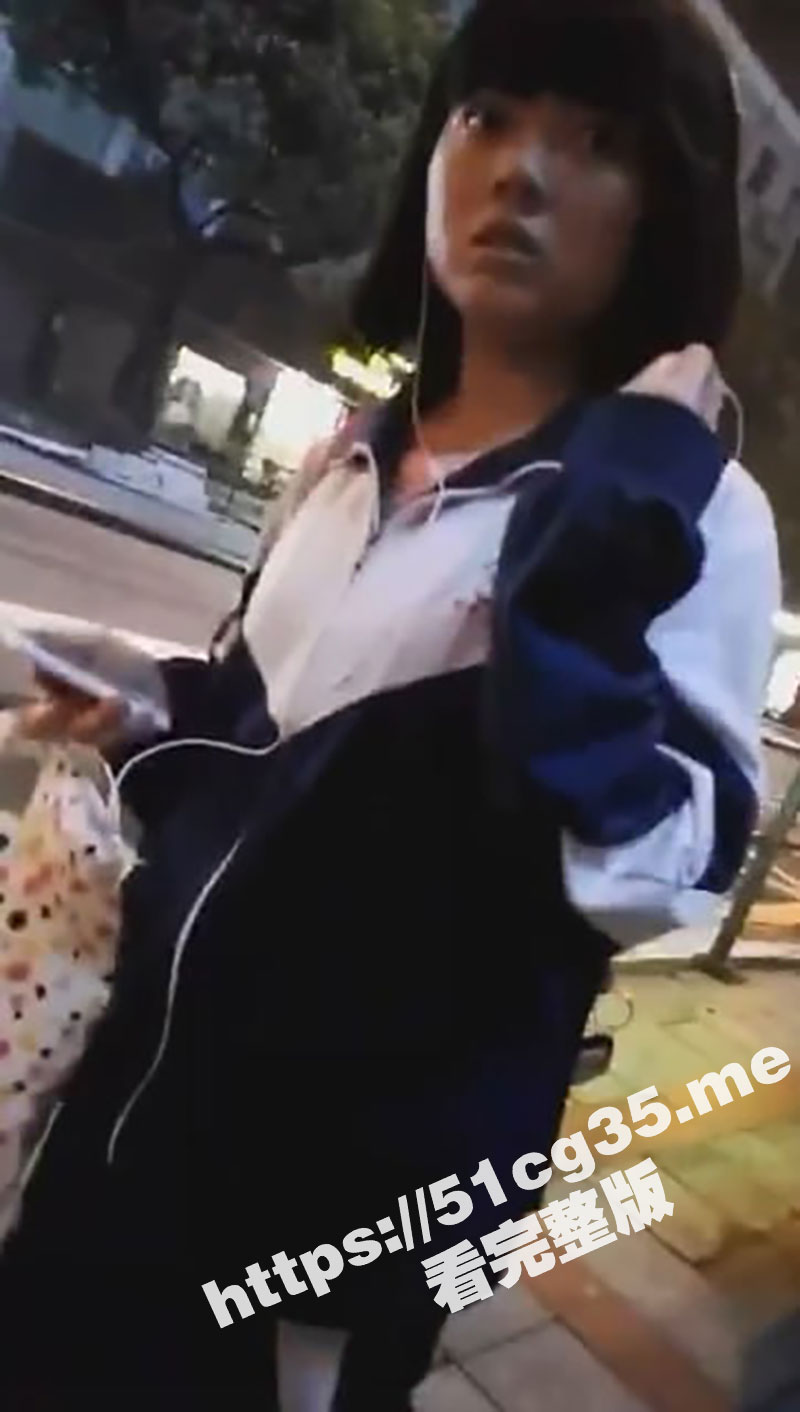 这个真牛逼 真实搭讪高中生学妹 路边直接脱鞋摸脚最后直接舔上了 - 51吃瓜网-51吃瓜网
