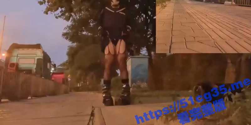 路上行人好多啊 我去帮下她吧 怎么掏出了个屌啊？？还射精了！-51吃瓜网