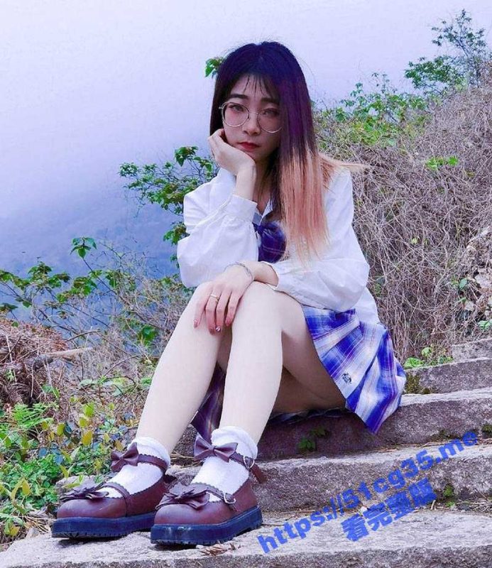 18岁jk嫩妹被约出来做爱 骚母狗还是在校学生 这么清纯的小妹妹还是个极骚的反差婊-51吃瓜网