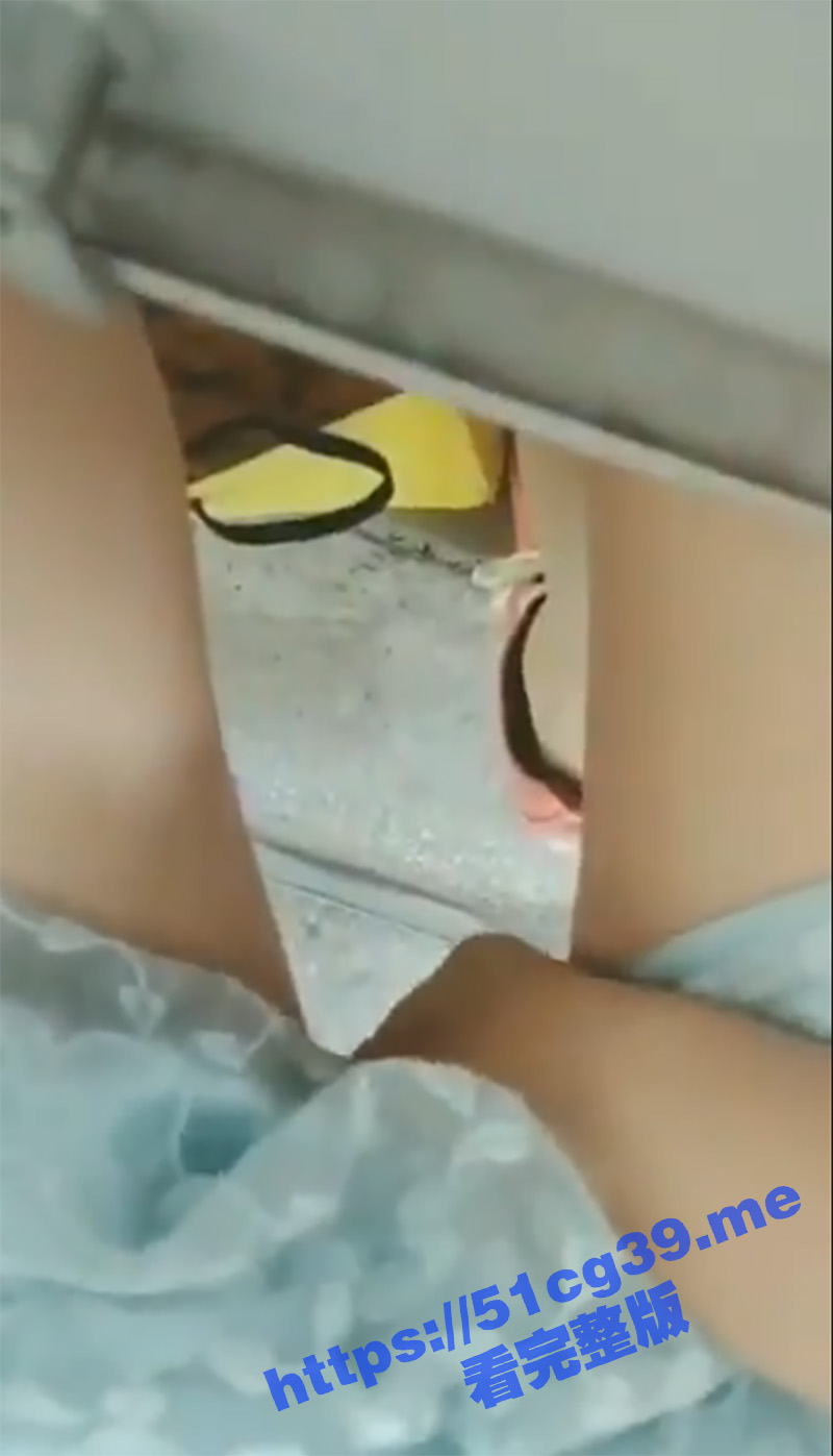 反差教师竟然在上课期间 上课都不穿内裤 躲在讲台后面自慰 真是为人师表的好老师 - 51吃瓜网-51吃瓜网