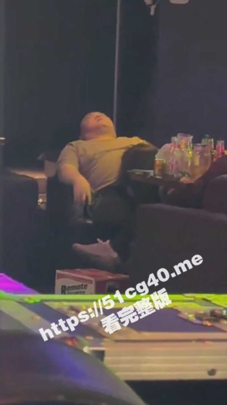 青岛奥斯卡酒吧吃鸡门！可爱嫩妹当众给胖子口交 瞬间引起酒吧众人围观合影！1分50秒口交视频全网疯传！-51吃瓜网