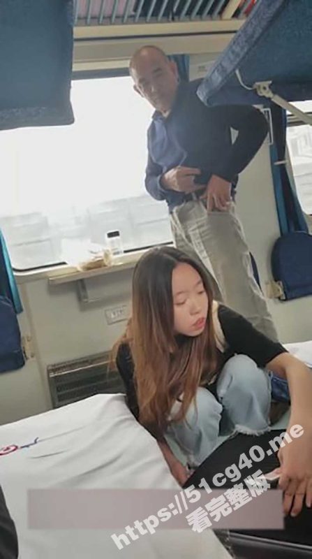 哥们是真的饿了 火车卧铺趁美女睡着 把匡威鞋偷过来就是一顿操 最后射鞋里-51吃瓜网
