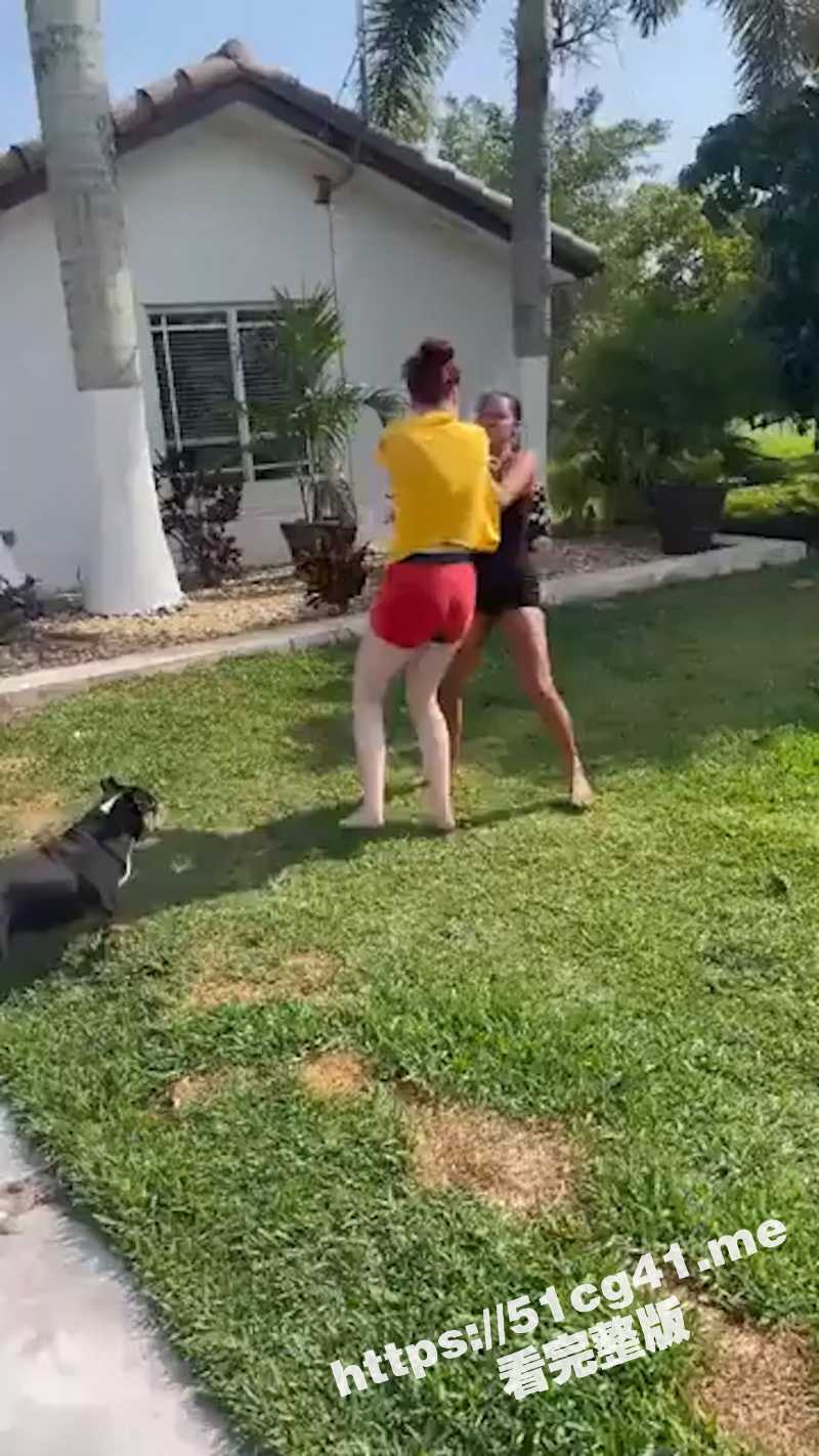 黑白大战!奶子露出来了也必须继续战斗 狗子趁机舔了一下黑奶! - 51吃瓜网-51吃瓜网