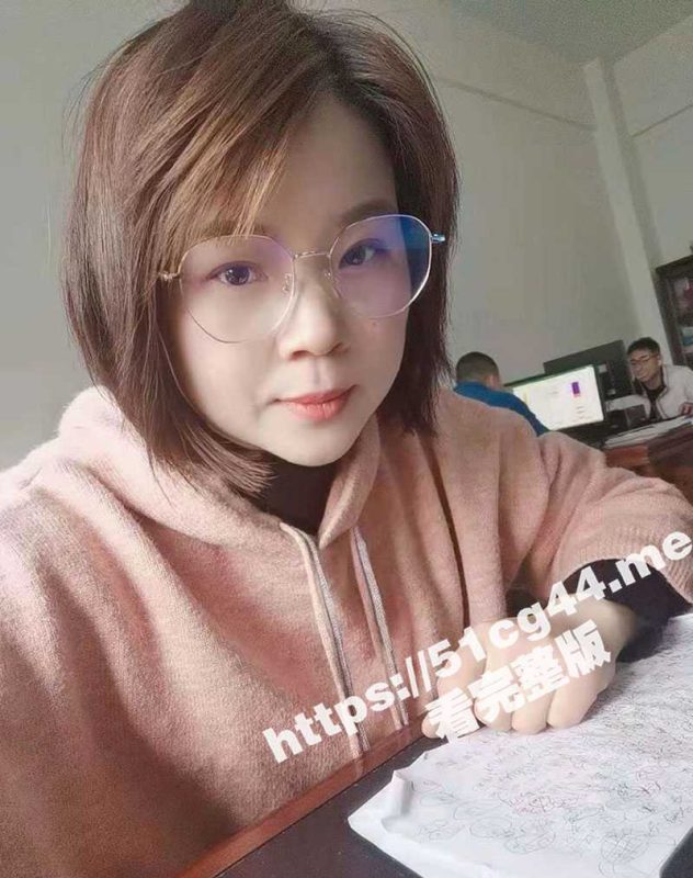 眼镜公务员骚母狗跟领导偷情 看着奶还有坐骑的动作 应该有三十大几了吧 坐得那么凶 真饥渴啊-51吃瓜网