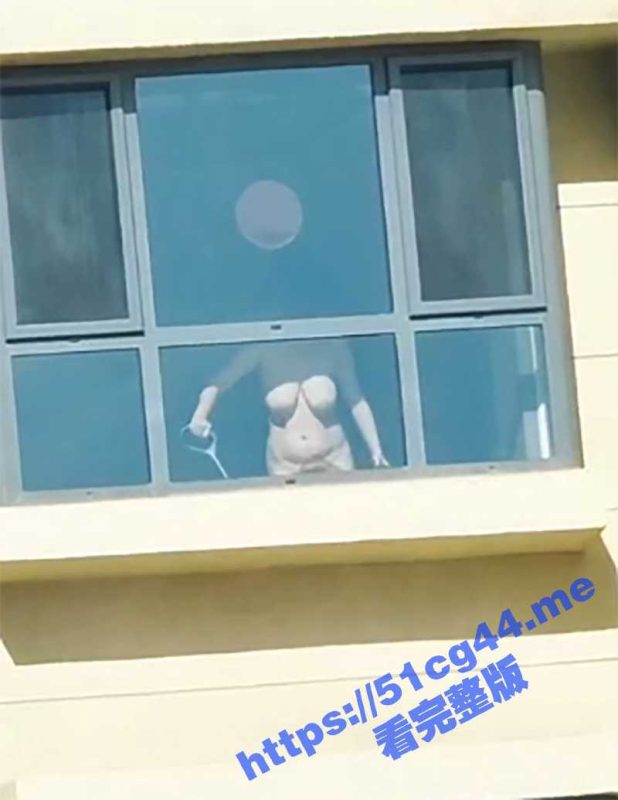 当世女菩萨 全身赤裸做家务的女人 果然是最美啊 一对大奶被阳光晃的直耀眼 真是男人的福利啊-51吃瓜网