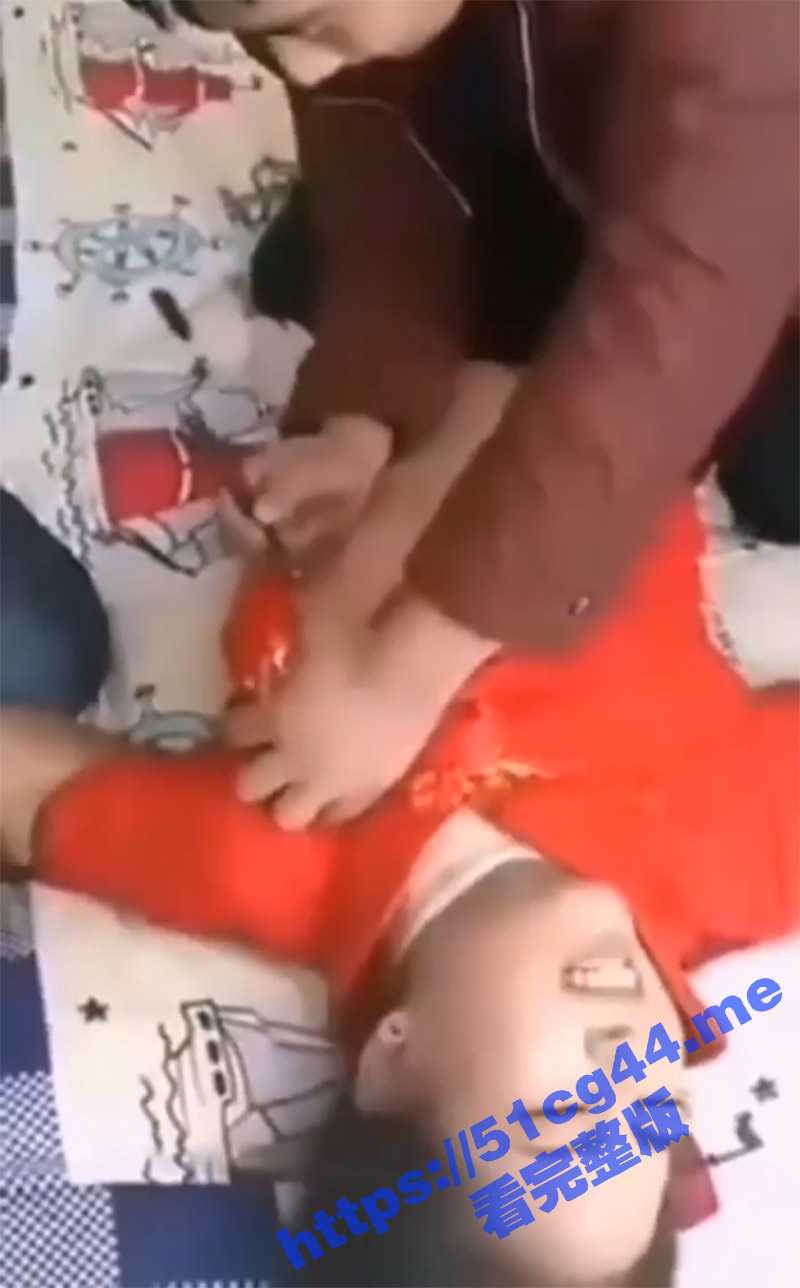 闹伴娘当众扒衣服拿毛笔玩奶子 伴娘还玩的很开心 一点没有生气反抗的样子 这样的婚礼真无语 - 51吃瓜网-51吃瓜网