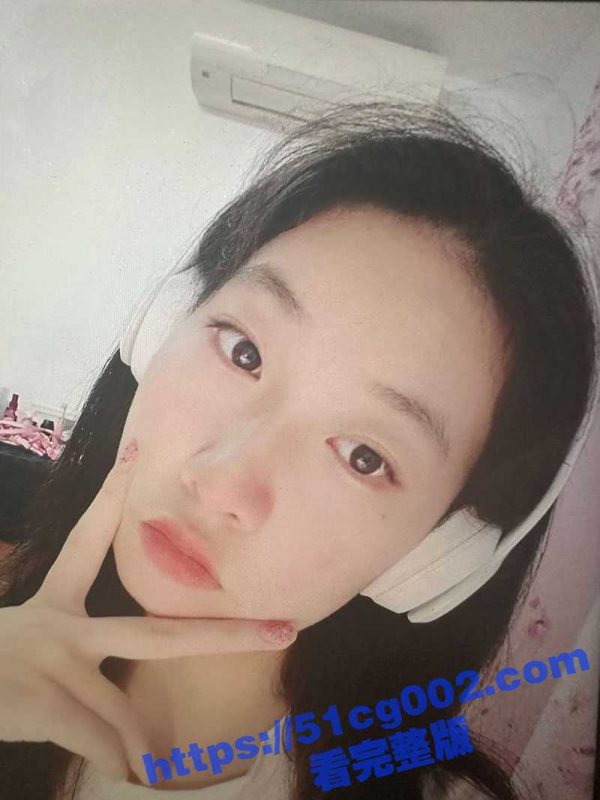 上海交通大学的大二清纯眼镜妹骚逼 身着黑丝制服给网友录制自慰视频 妥妥的反差婊!-51吃瓜网