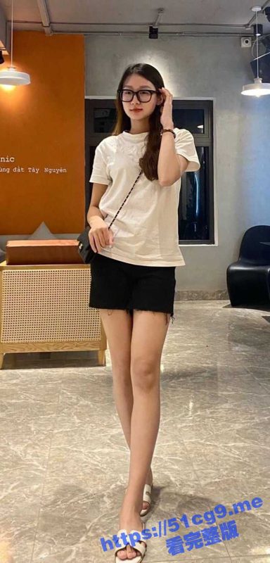 越南极品河内师范大学反差婊【孟雪菲manh tuyet phi】被金主爸爸在酒店狂草自拍视频流出-51吃瓜网