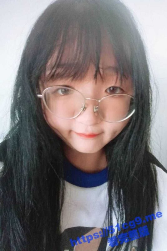 这届的瓜友是真不挑食啊！瓜友分享自己的小母狗为其口爆自拍视频 情人眼中的眼镜西施！-51吃瓜网