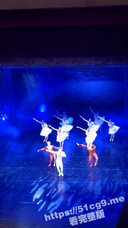 今年春晚没它不看！俄罗斯皇家芭蕾舞团跳科目三 老外跳科目三的违和感 将现场氛围瞬间点燃！-51吃瓜网