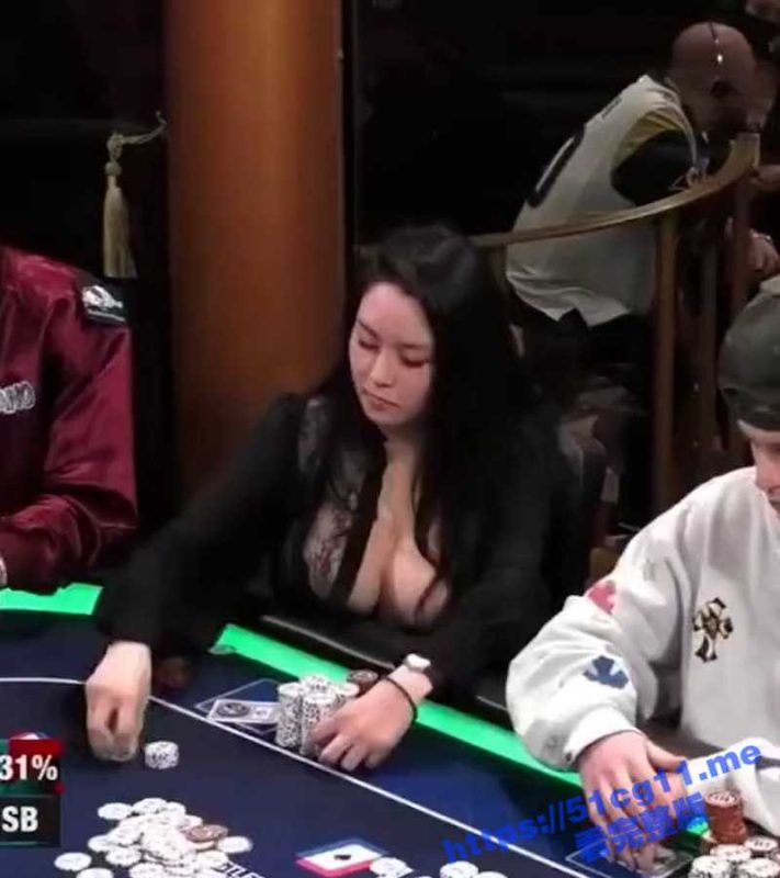 国外赌场出现惊艳长发大奶美女 胸上那颗粉樱桃若隐若现 太诱惑了！-51吃瓜网