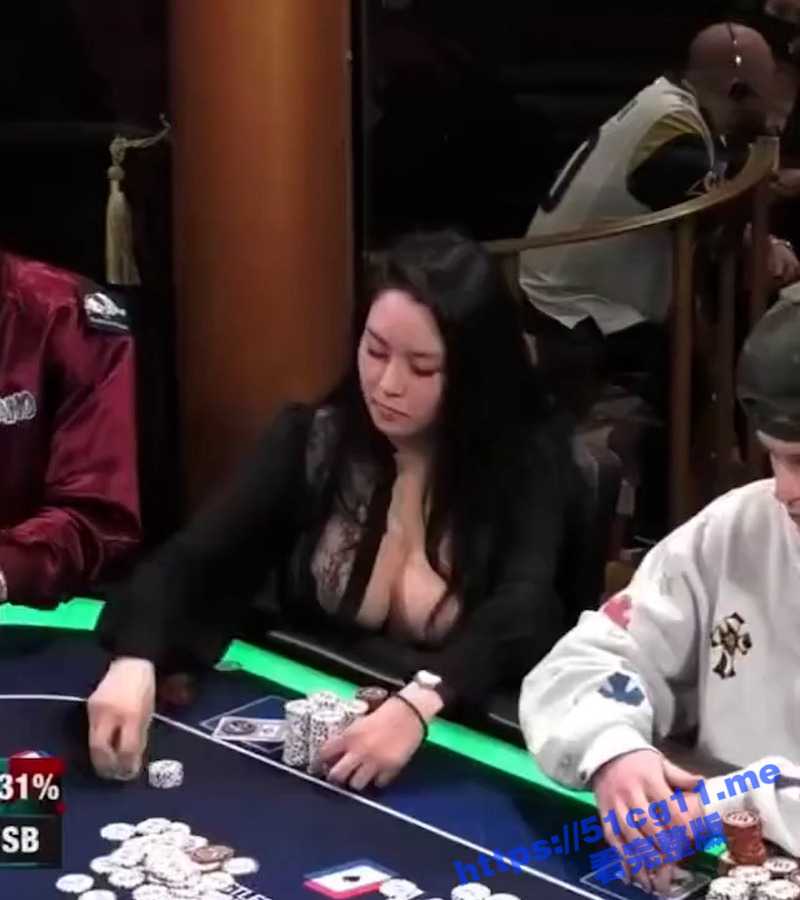 国外赌场出现惊艳长发大奶美女 胸上那颗粉樱桃若隐若现 太诱惑了！ - 51吃瓜网-51吃瓜网