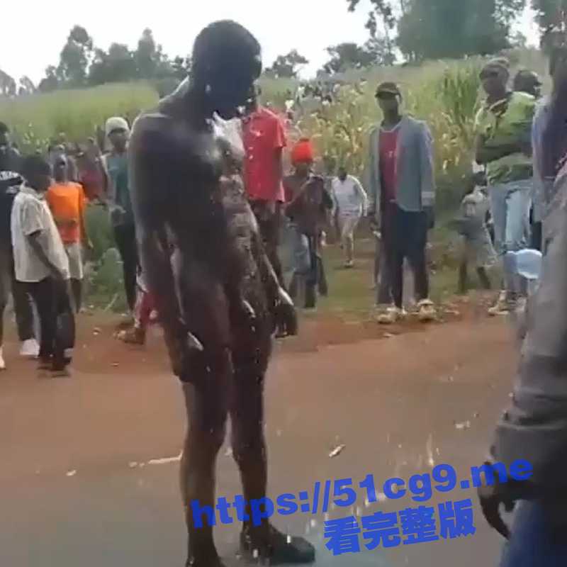 现实版 复仇焰魂·布兰德火男 ！非洲男子强奸少女被抓 赤裸全身被倒满汽油 点燃瞬间成火人 打滚惨叫！-51吃瓜网